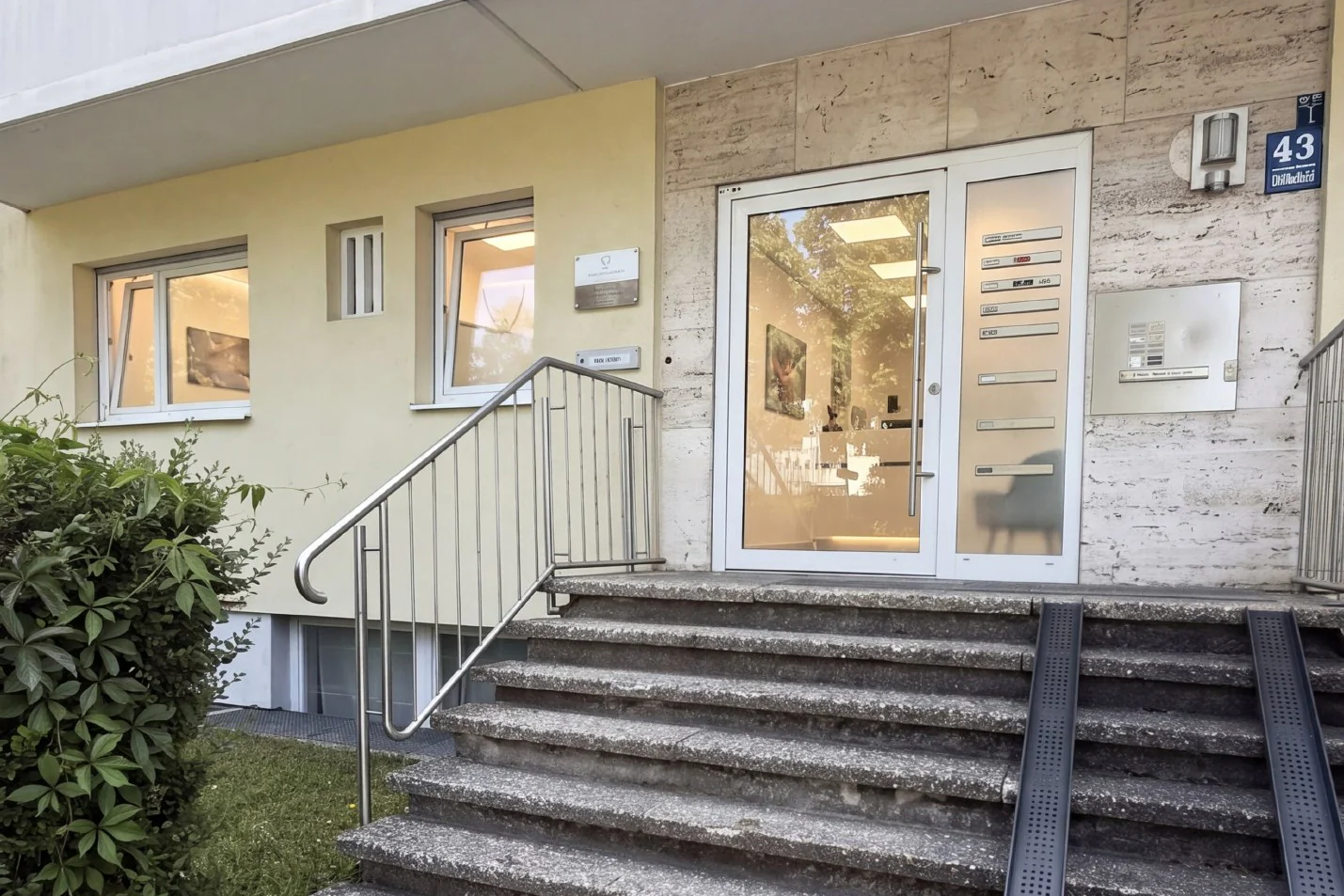 Eingang der Zahnarztpraxis Dr. Elena Ilin in der Willibaldstraße 43, Treppe zum Hauseingang