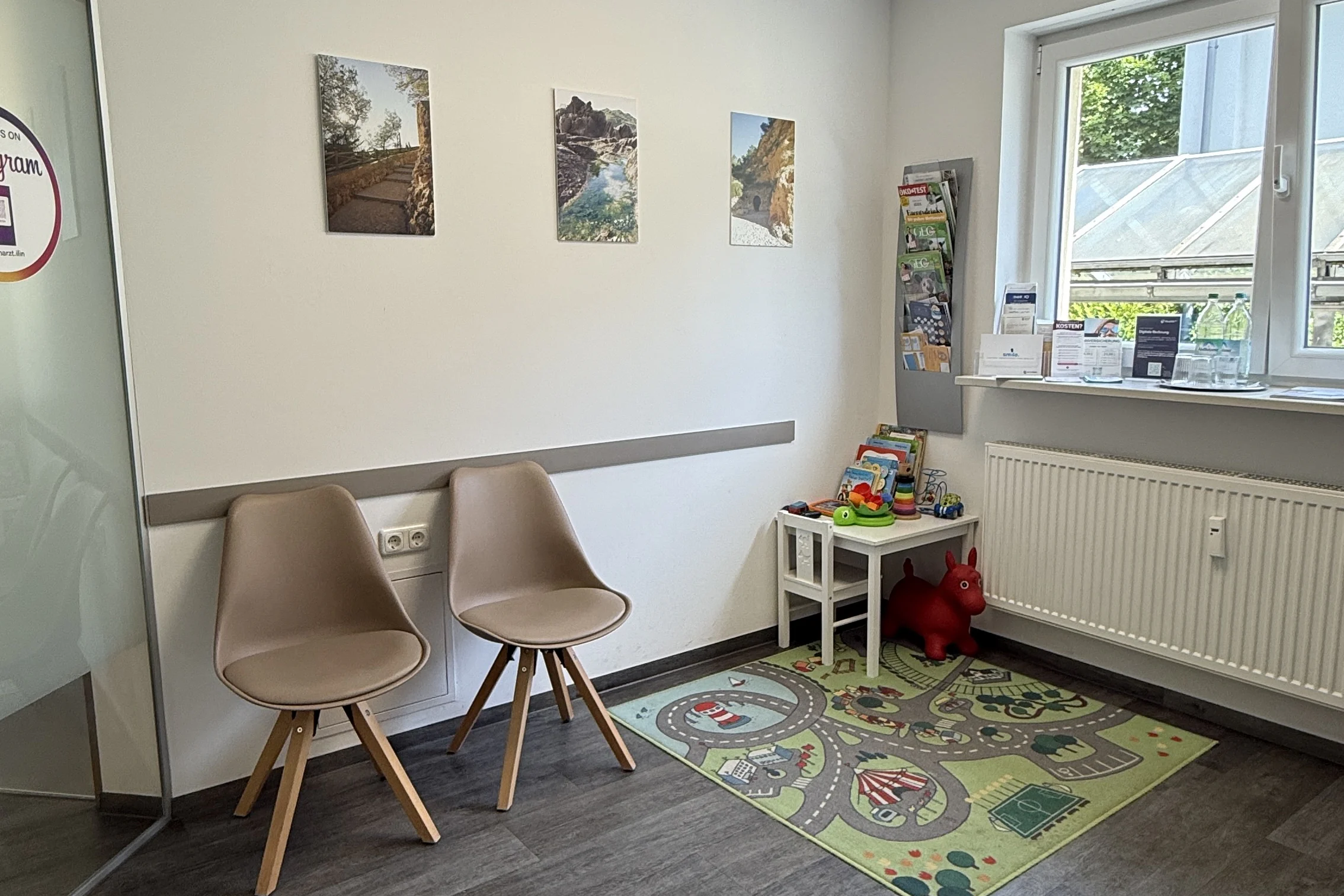 Wartebereich mit Sitzgruppe, Spielteppich und Spielecke für Kinder