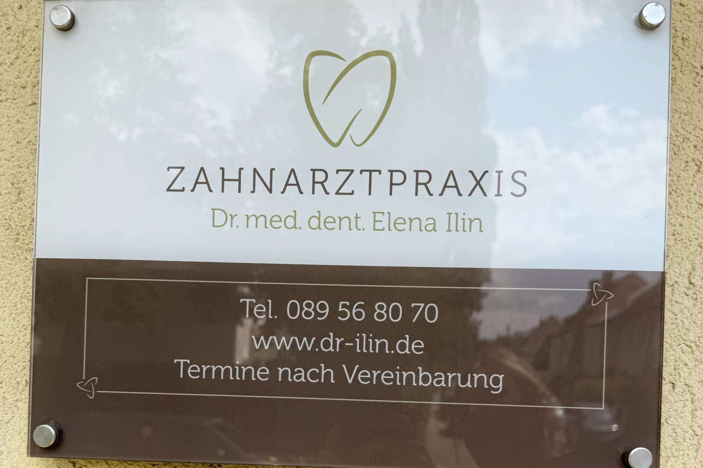 Praxisschild der Zahnarztpraxis Dr. med. dent. Elena Ilin an der Hausfassade